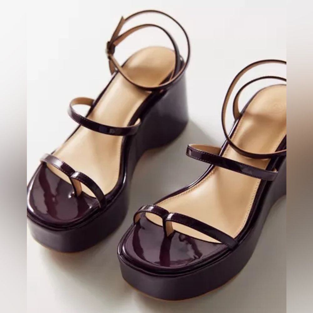 NEW UO NORA STRAPPY WEDGE SANDAL PLUM